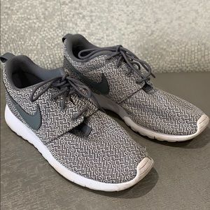 Nike sneakers size 5 gray